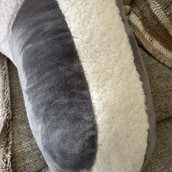 ❗️SOLD❗️UGG Gray/White Large Body Pillow - Picture 6 of 8